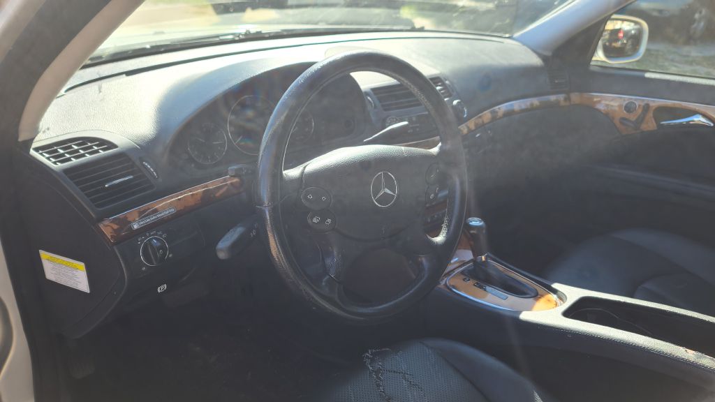 Photo 15 of this MERCEDES-BENZ E-CLASS
