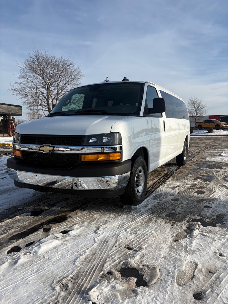 2025 Chevrolet Express Passenger LT's photo