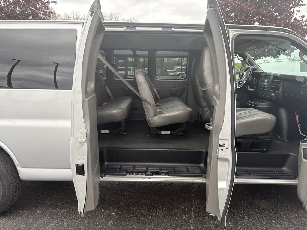2017 Chevrolet Express Passenger LS - Photo 16