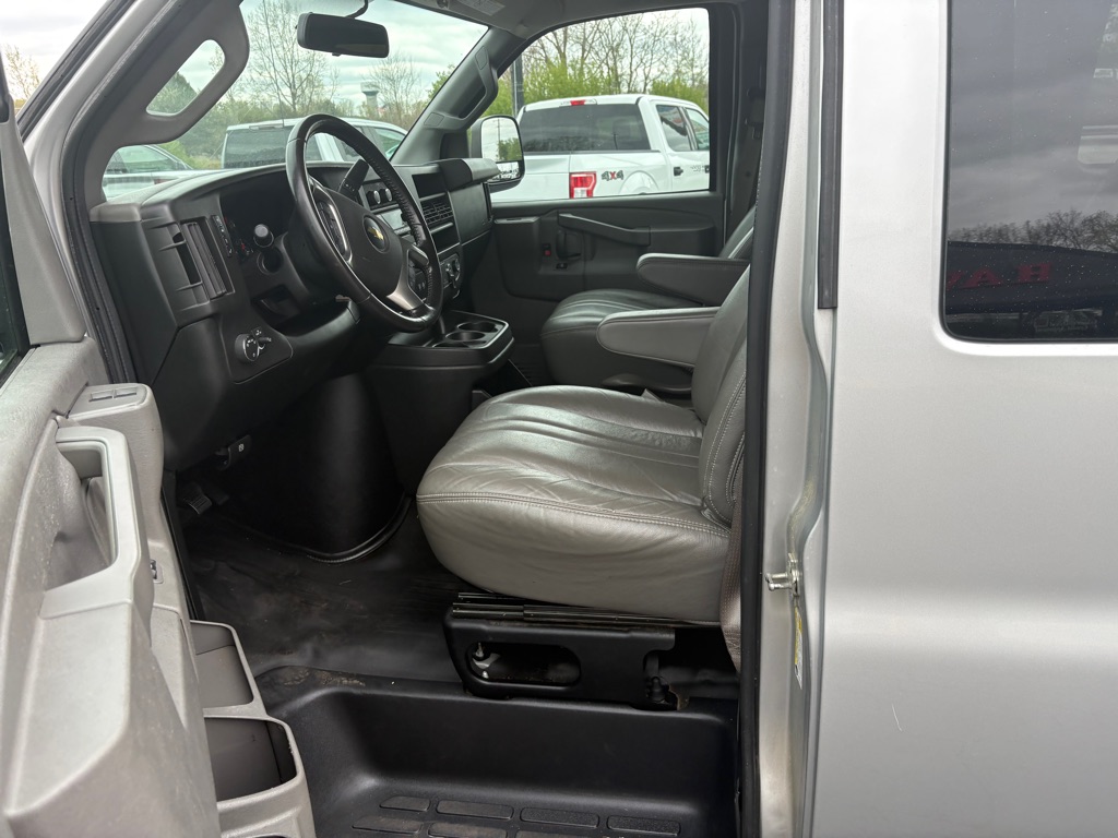 2017 Chevrolet Express Passenger LS - Photo 10