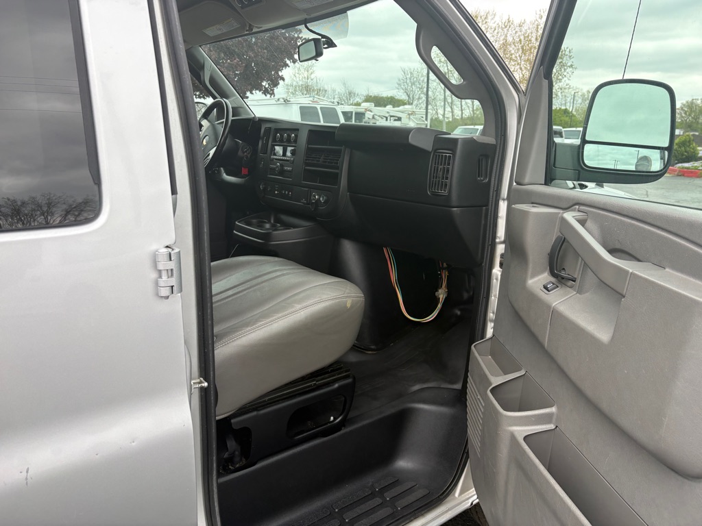 2017 Chevrolet Express Passenger LS - Photo 12