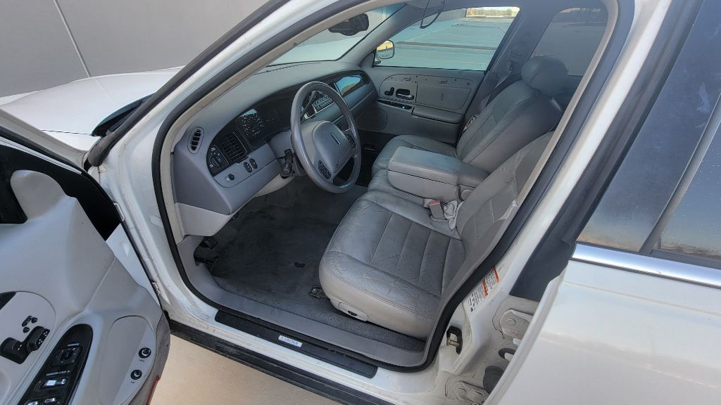 Photo 8 of this LINCOLN TOWN CAR