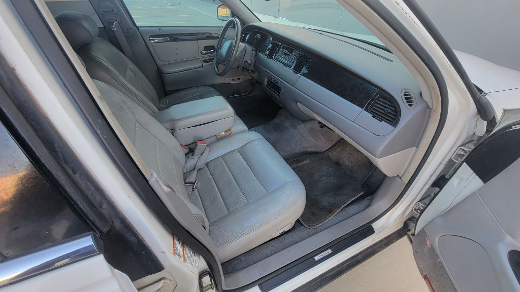 Photo 7 of this LINCOLN TOWN CAR