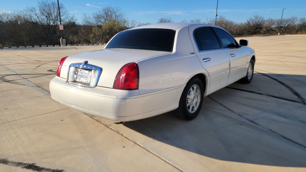 Photo 4 of this LINCOLN TOWN CAR
