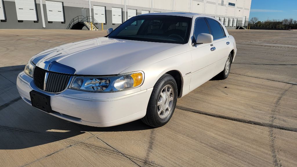 Photo 9 of this LINCOLN TOWN CAR