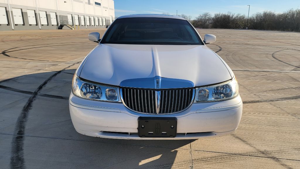 Photo 6 of this LINCOLN TOWN CAR