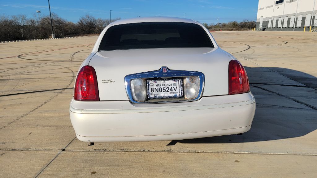 Photo 5 of this LINCOLN TOWN CAR