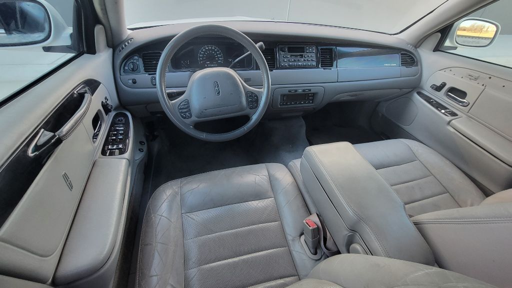 Photo 11 of this LINCOLN TOWN CAR