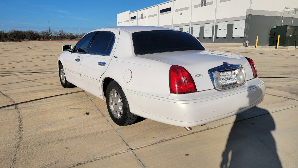 Photo 2 of this LINCOLN TOWN CAR