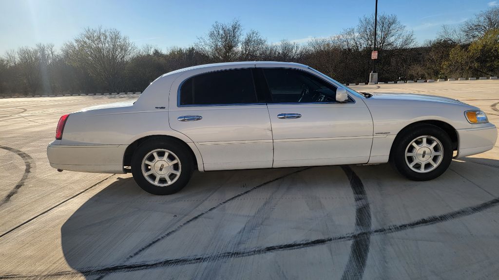 Photo 3 of this LINCOLN TOWN CAR