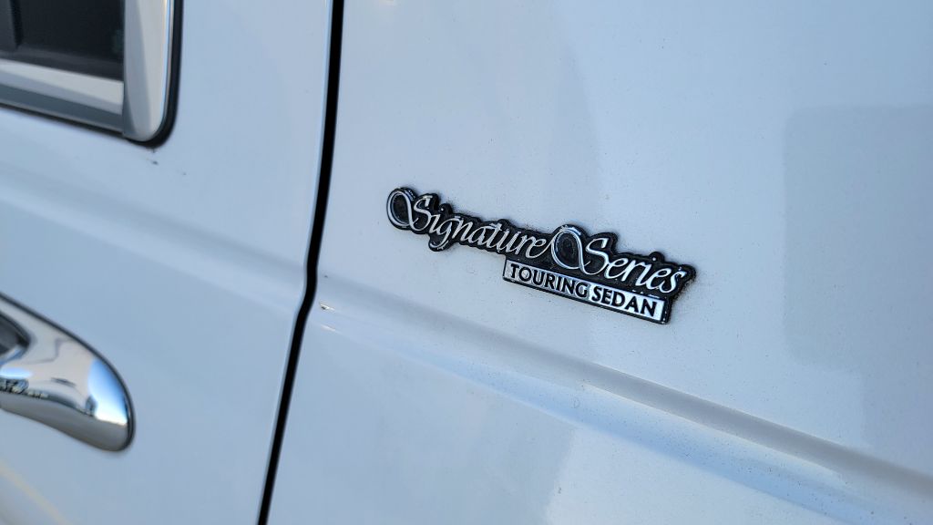 Photo 10 of this LINCOLN TOWN CAR