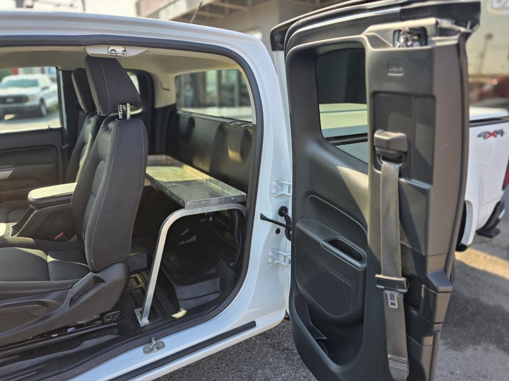 Photo 11 of this CHEVROLET COLORADO
