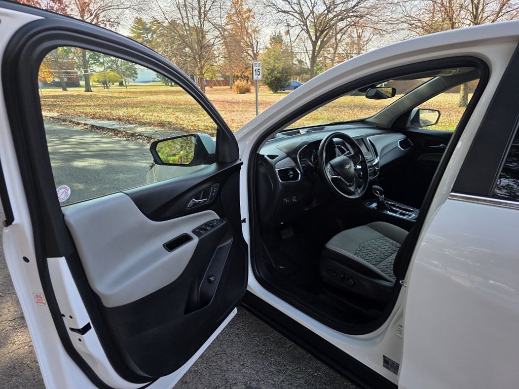 Photo 10 of this CHEVROLET EQUINOX
