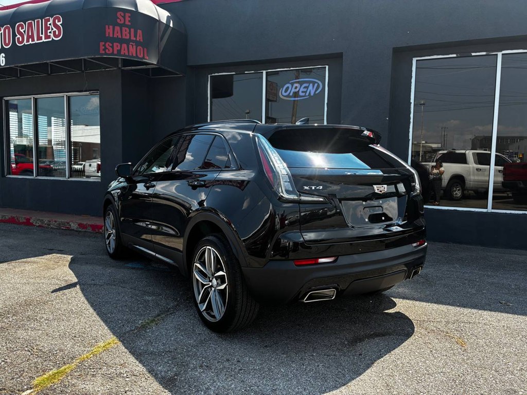 Photo 3 of this CADILLAC XT4