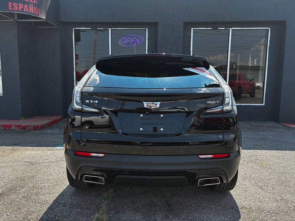 Photo 4 of this CADILLAC XT4