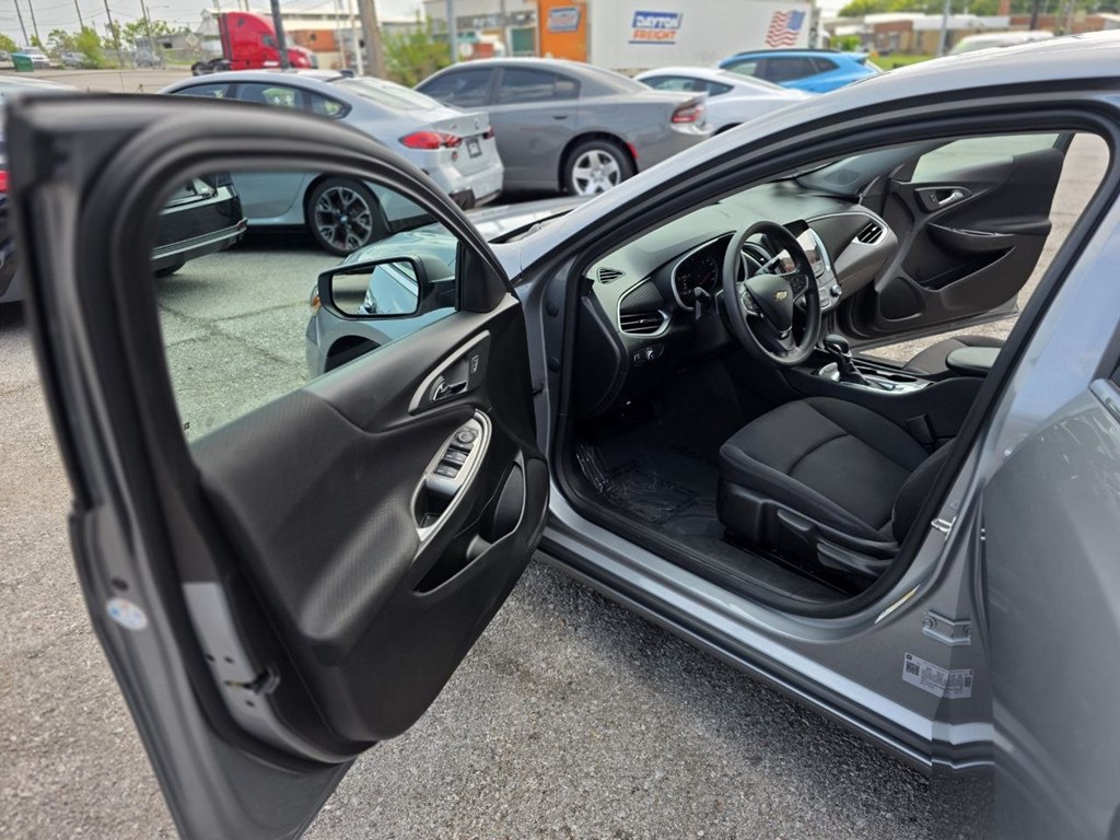 Photo 14 of this CHEVROLET MALIBU