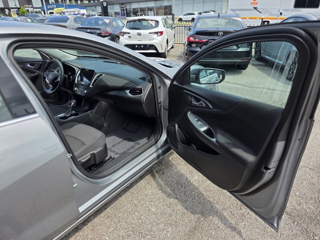Photo 12 of this CHEVROLET MALIBU