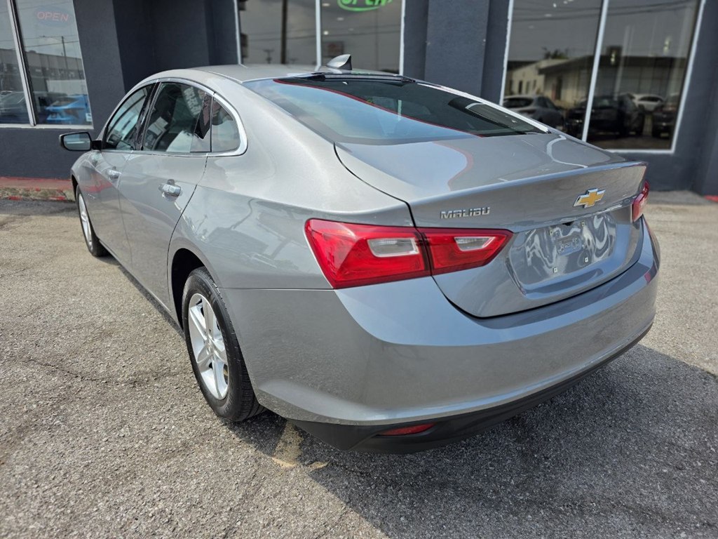 Photo 4 of this CHEVROLET MALIBU