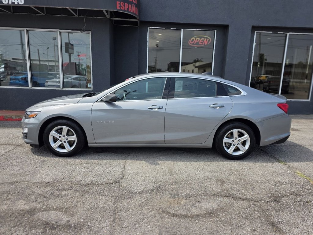Photo 3 of this CHEVROLET MALIBU