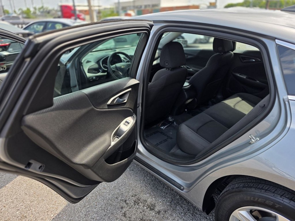 Photo 11 of this CHEVROLET MALIBU