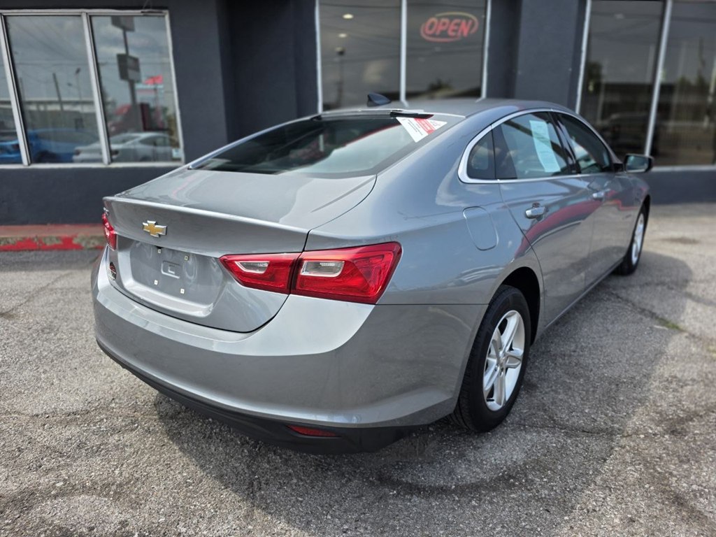 Photo 6 of this CHEVROLET MALIBU