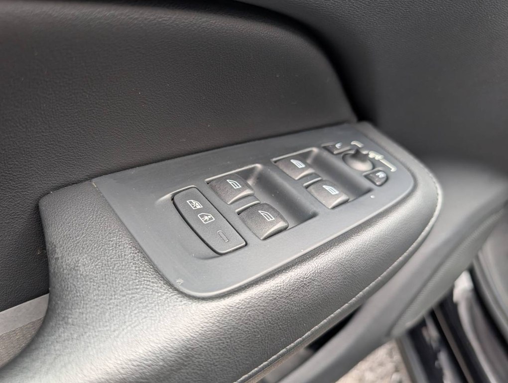 Photo 13 of this VOLVO S60