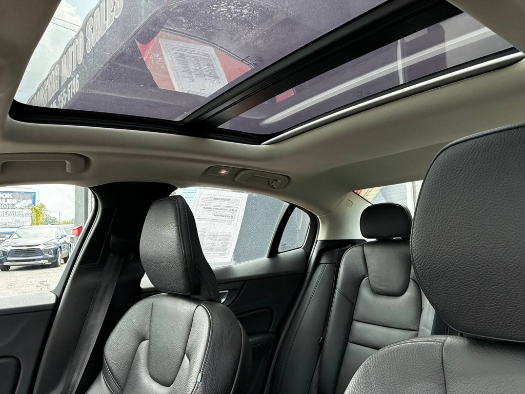 Photo 23 of this VOLVO S60