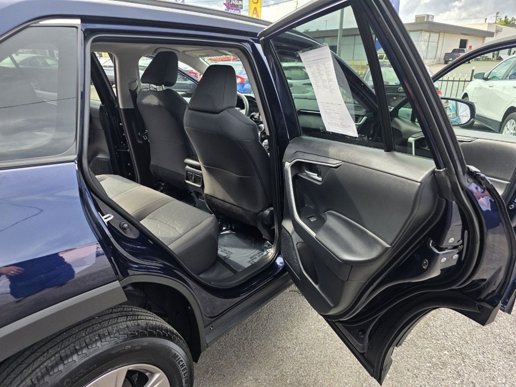 Photo 13 of this TOYOTA RAV4