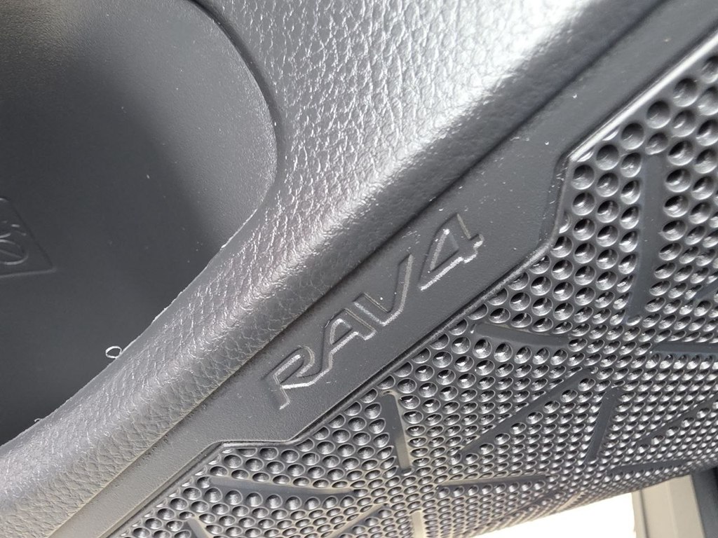 Photo 34 of this TOYOTA RAV4