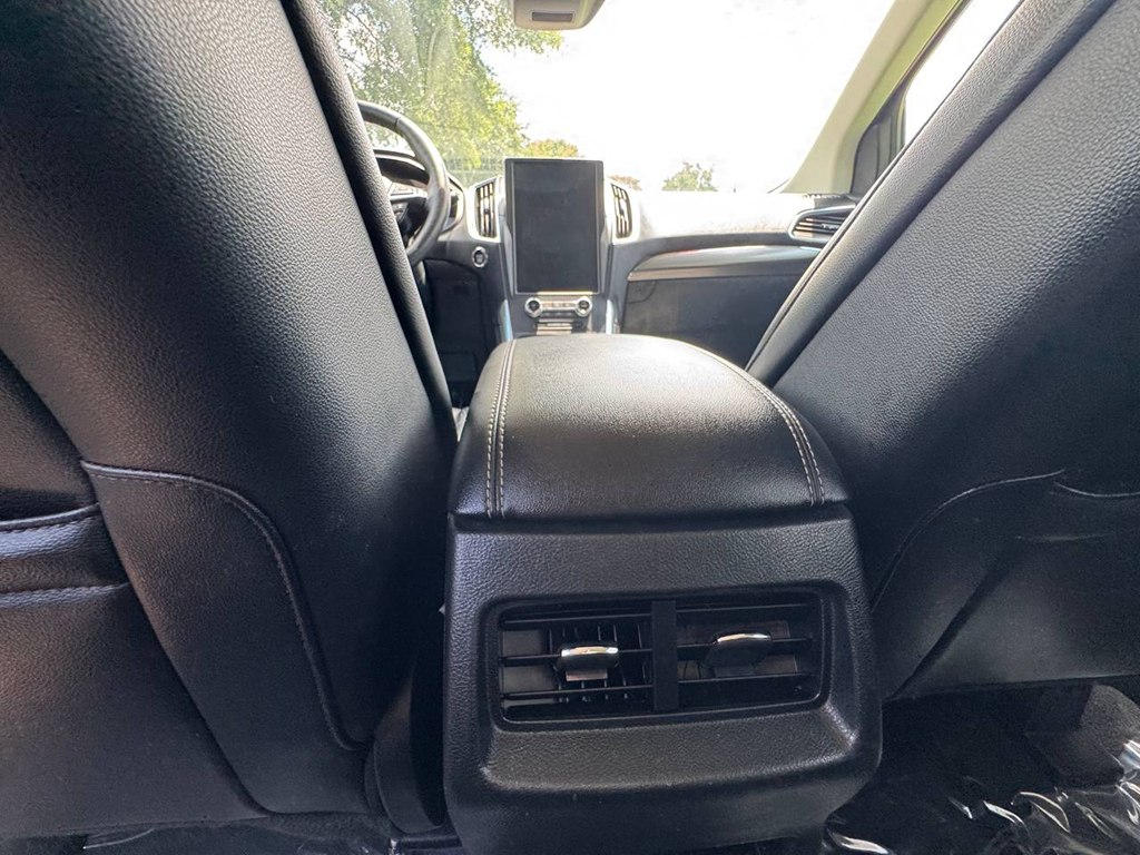 Photo 38 of this FORD EDGE
