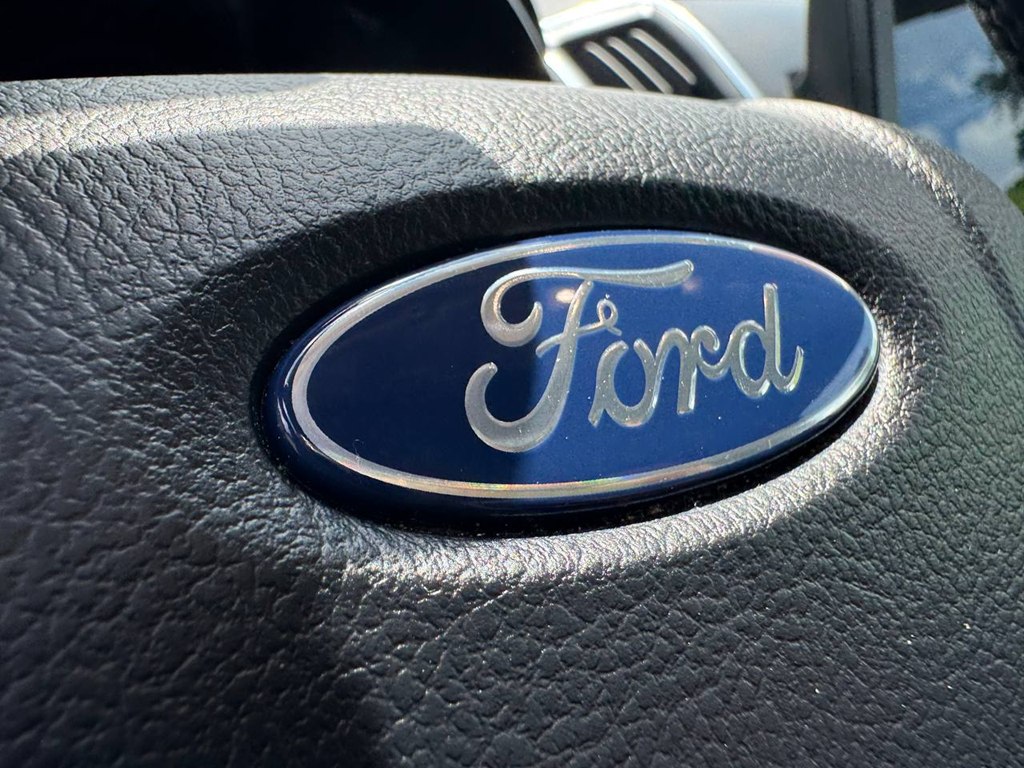 Photo 32 of this FORD EDGE