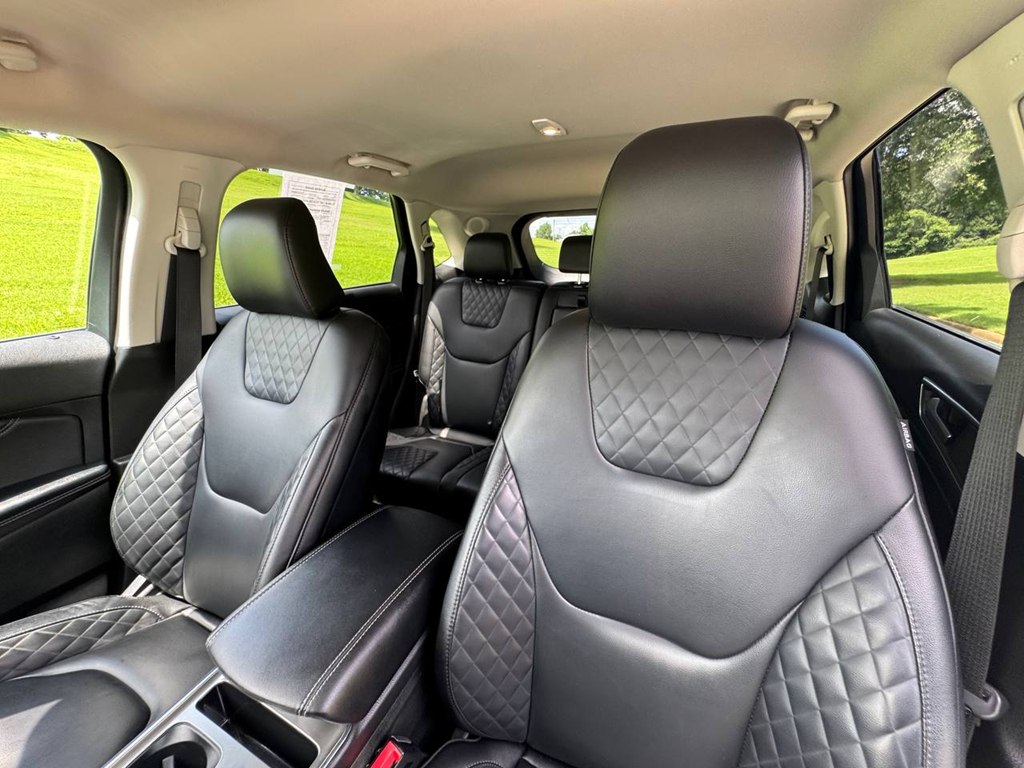 Photo 21 of this FORD EDGE