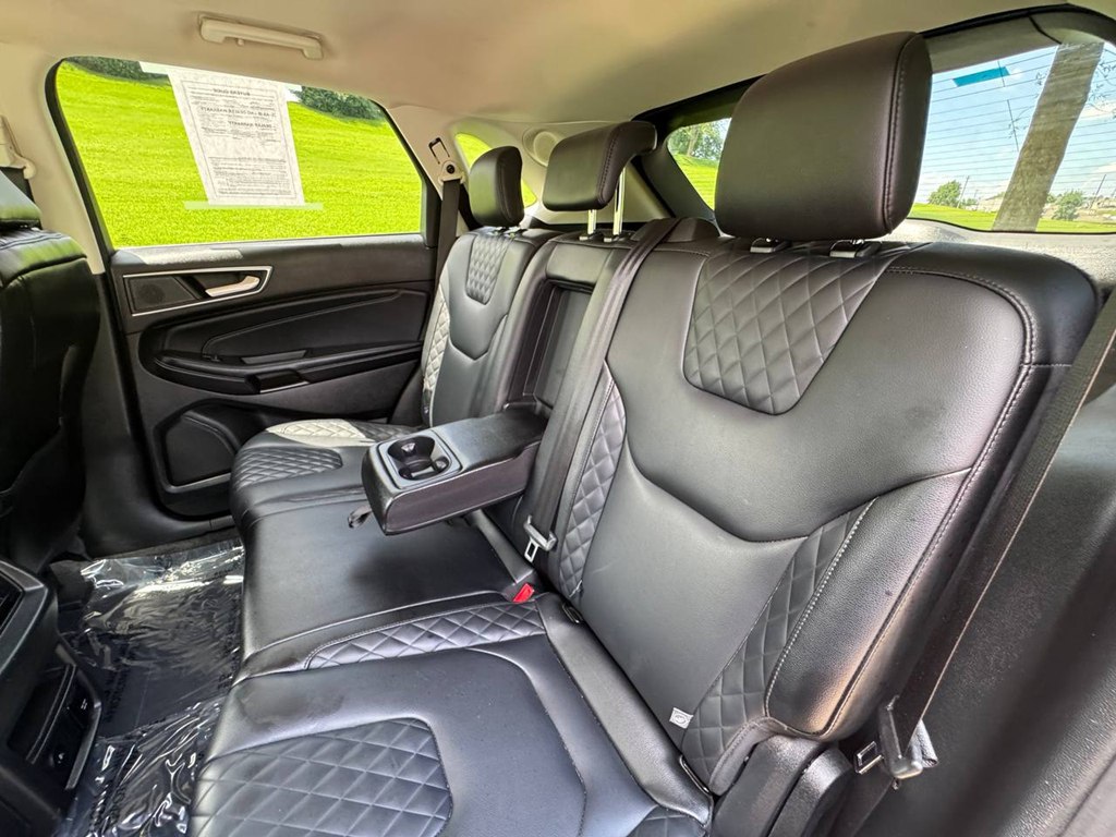 Photo 37 of this FORD EDGE