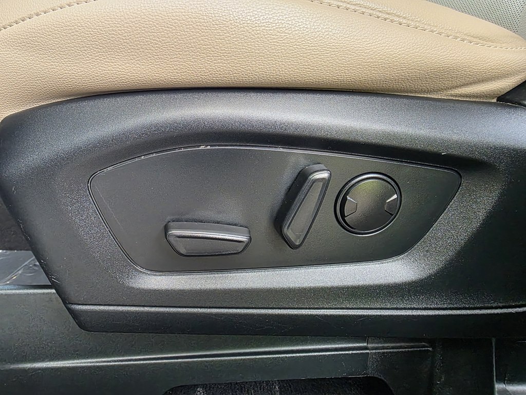 Photo 30 of this FORD EXPLORER