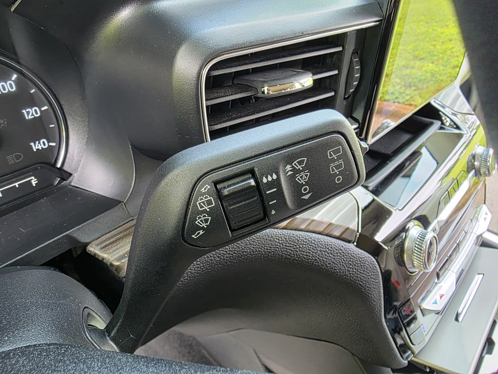 Photo 20 of this FORD EXPLORER