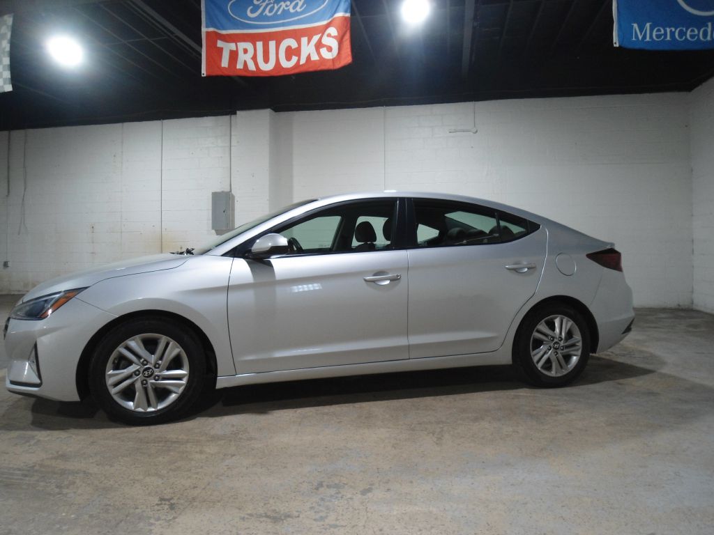 Photo 4 of this HYUNDAI ELANTRA