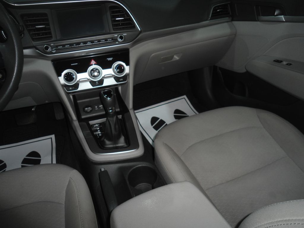 Photo 13 of this HYUNDAI ELANTRA