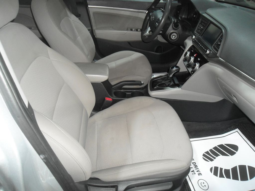 Photo 15 of this HYUNDAI ELANTRA