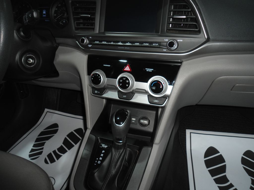 Photo 16 of this HYUNDAI ELANTRA