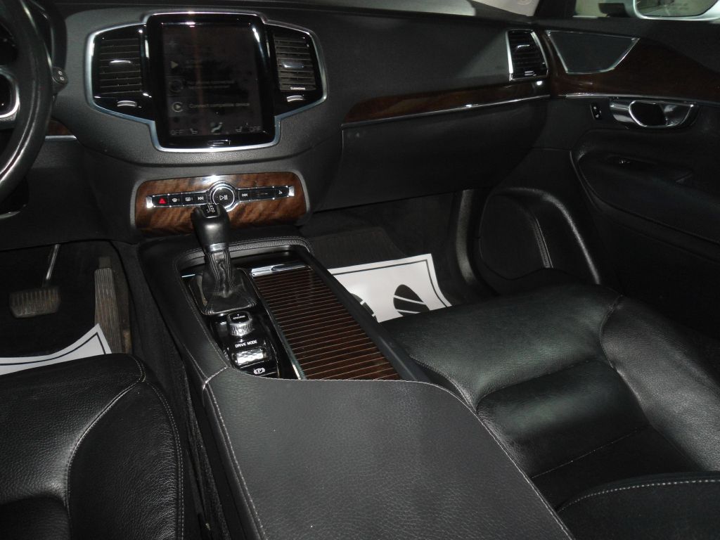 Photo 10 of this VOLVO XC90