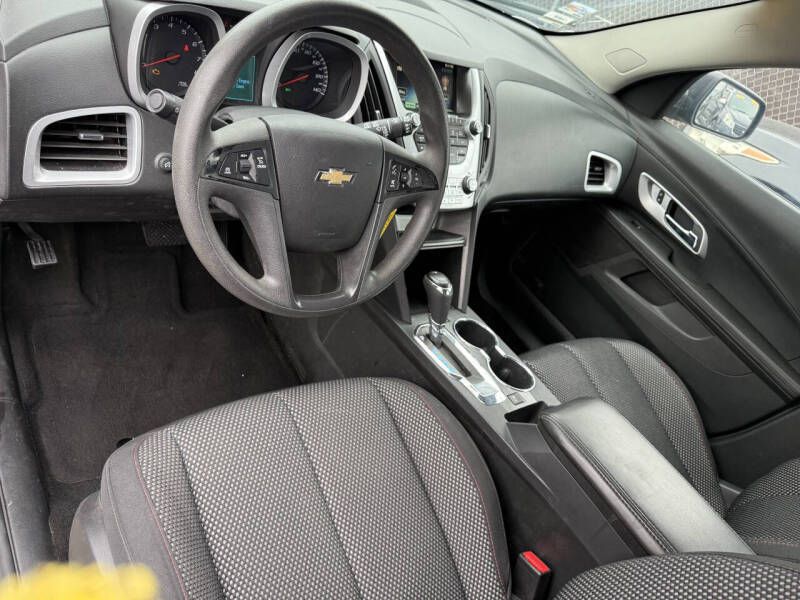 Photo 8 of this CHEVROLET EQUINOX