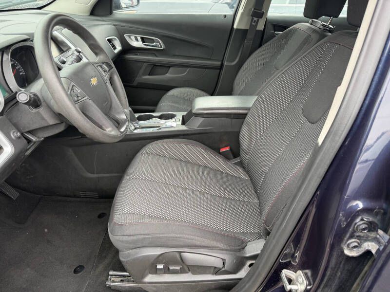 Photo 10 of this CHEVROLET EQUINOX