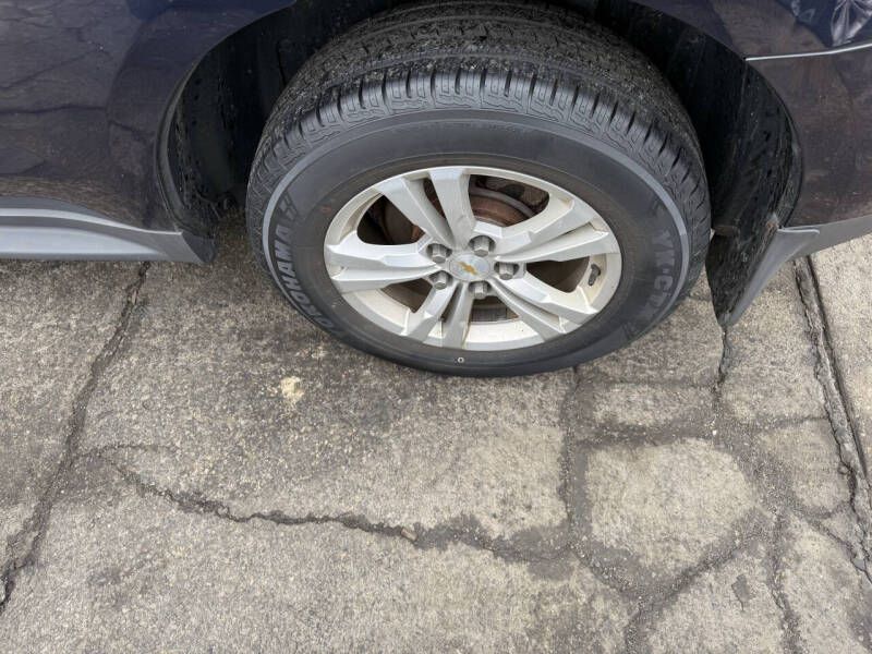 Photo 12 of this CHEVROLET EQUINOX