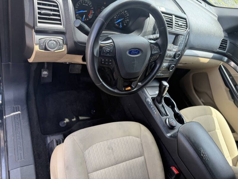 Photo 5 of this FORD EXPLORER