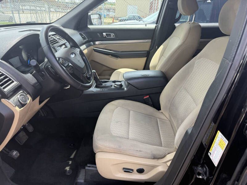 Photo 6 of this FORD EXPLORER