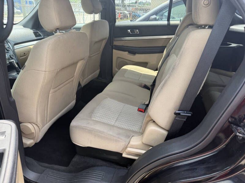 Photo 7 of this FORD EXPLORER