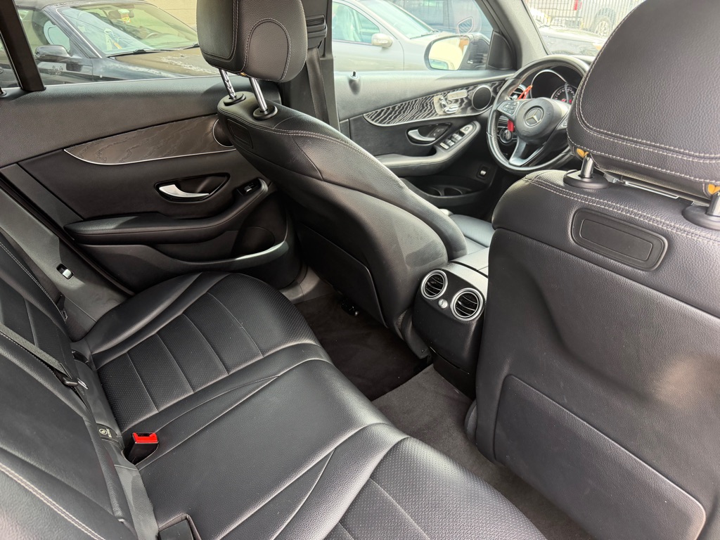 Photo 11 of this MERCEDES-BENZ GLC