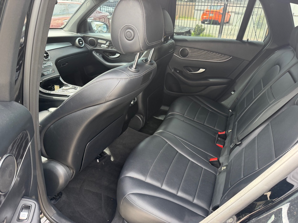 Photo 10 of this MERCEDES-BENZ GLC