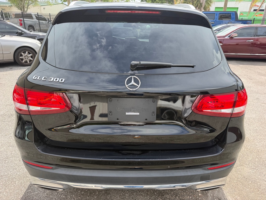 Photo 6 of this MERCEDES-BENZ GLC