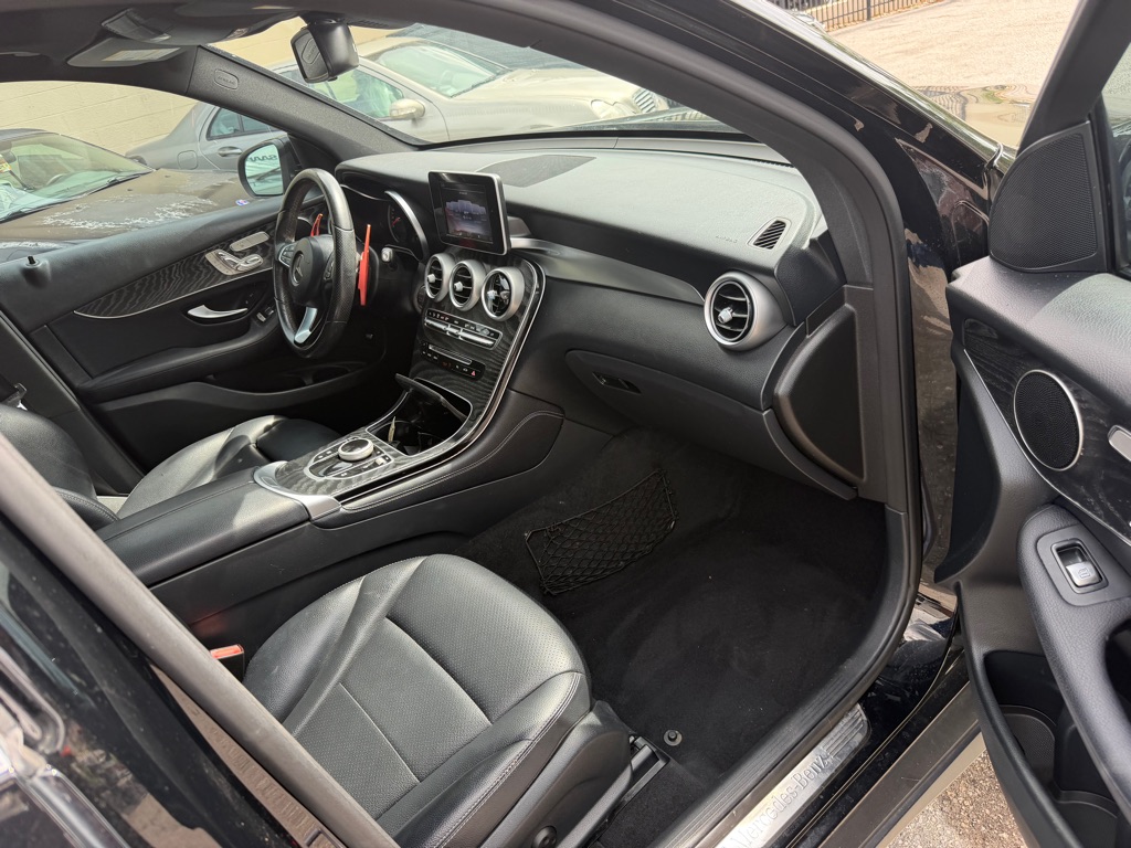 Photo 9 of this MERCEDES-BENZ GLC